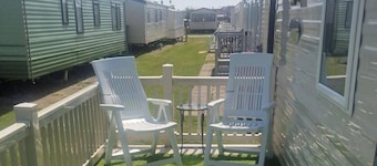 3 Bed Caravan - Sleeps 8 - Pool - Pet Friendly