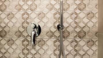 Dusche, Haartrockner, Bidet, HandtĂŒcher