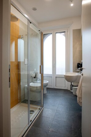 Bathroom - Standard Room for 1 to 4 people in Piazza Bologna (Roma)
