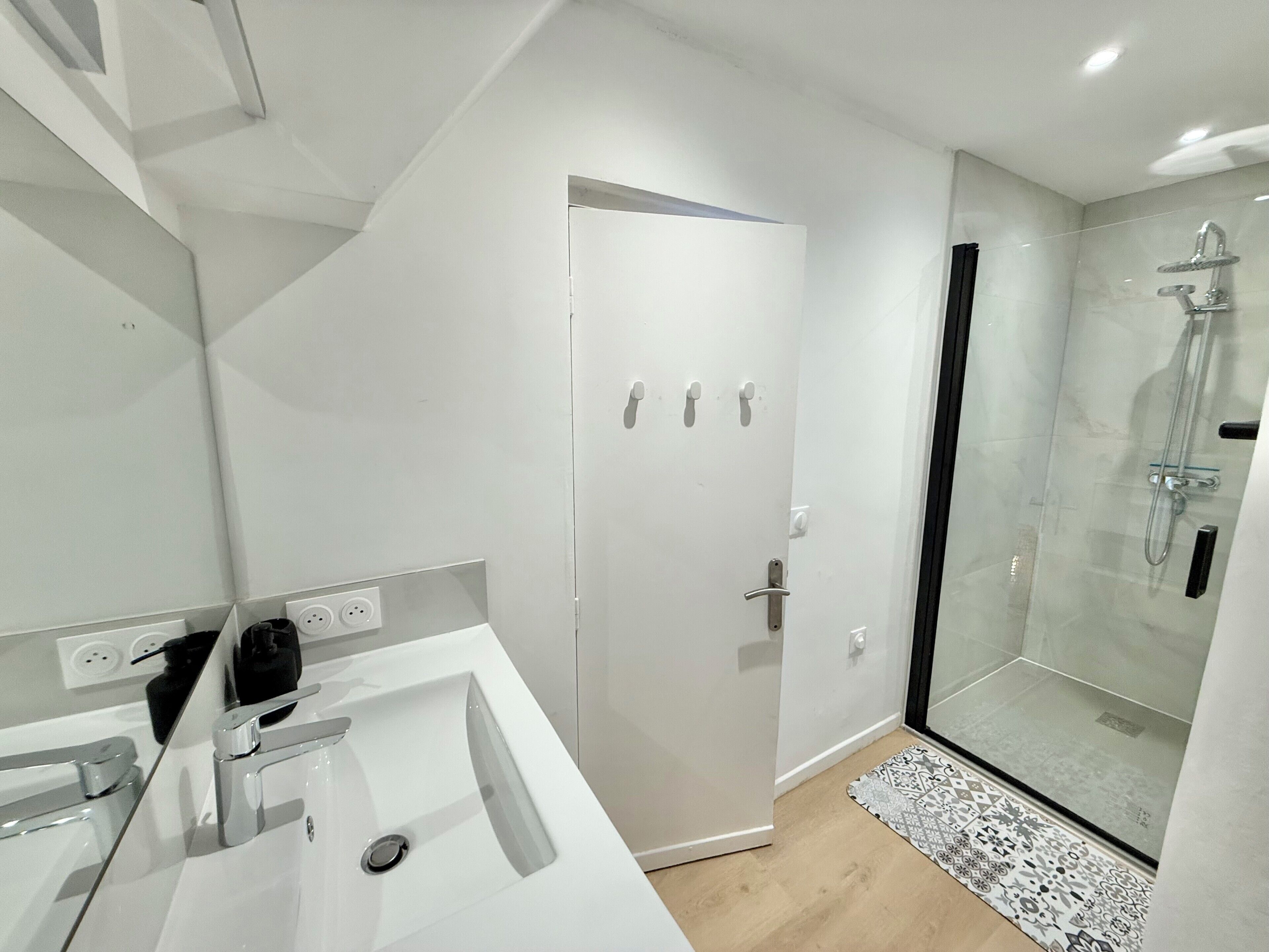 Douche, serviettes fournies