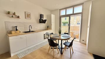 Coffee/tea maker, fridge, oven, dishwasher