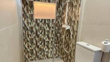 Dusche, Haartrockner, Handtücher, Seife