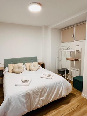 1 dormitorio, tabla de planchar con plancha, wifi y ropa de cama