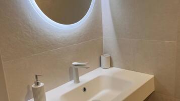 Een douche, een haardroger, handdoeken, zeep