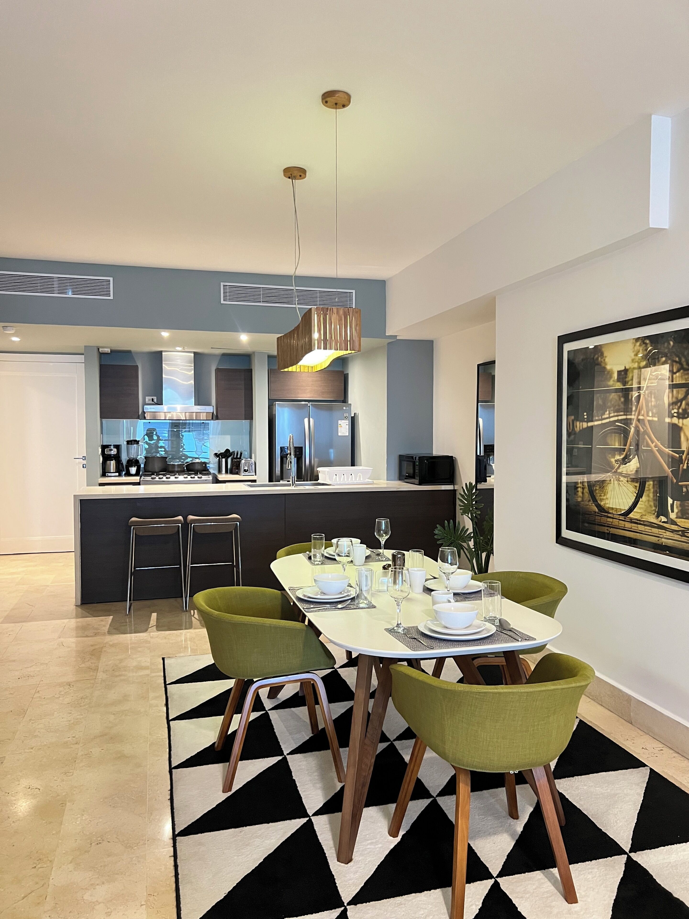 Apartemen Panorama, balkon, pemandangan samudra | Meja kerja, ruang kerja ramah laptop, dan setrika/meja setrika