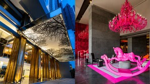 A modern hotel lobby with a reflective ceiling, a pink chandelier, and a pink horse sculpture. - Yoo Panama Luxury Ocean View Apartment (Panamá)