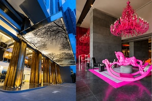 A modern hotel lobby with a reflective ceiling, a pink chandelier, and a pink horse sculpture. - Yoo Panama Luxury Ocean View Apartment (Panamá)