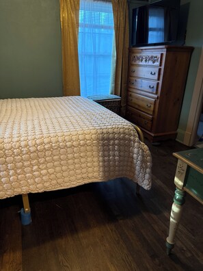 Room - Tranquil, Vibrant, 2-bedroom house in Kansas City close to Westport & The Plaza. (Kansas City)
