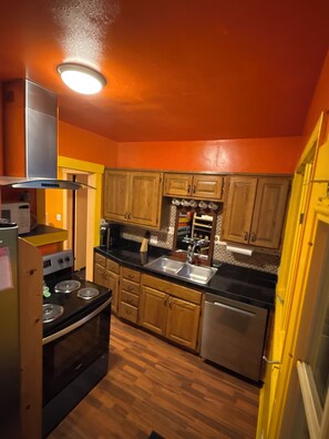 Private kitchen - Tranquil, Vibrant, 2-bedroom house in Kansas City close to Westport & The Plaza. (Kansas City)