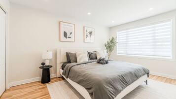 3 bedrooms, desk, WiFi (free), bed sheets