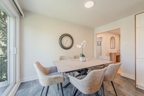Dining - Maison Robin | 3BR | 5 Min to Place Bell (Laval)