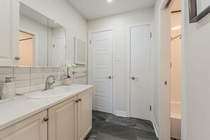 Hair dryer, towels, toilet paper - Maison Robin | 3BR | 5 Min to Place Bell (Laval)