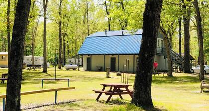 Woodsy fun 3 queen bed rental with AC , firepit NW recreational sports in Irons