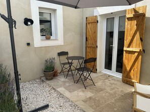 Outdoor dining - Vrbo Property (Cavaillon)