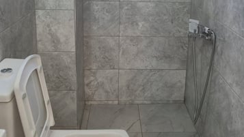 Quarto clássico | Banheiro | Secador de cabelo, toalhas de banho, sabonete, shampoo