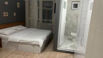 Basic Room, City View | Desk, laptop workspace, free WiFi