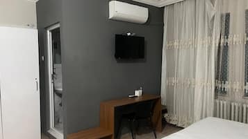 Classic Room | Desk, laptop workspace, free WiFi