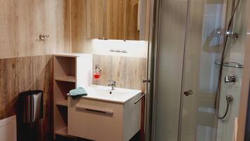 Comfort-Apartment, Gartenblick | Badezimmer