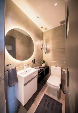 Serviettes fournies, savon, papier toilette