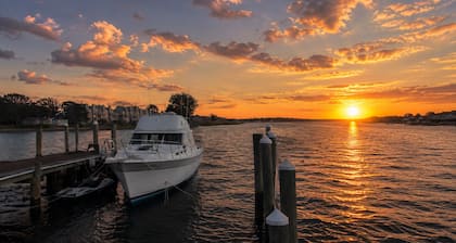 Sleep on the water! Cozy Yacht Experience 5 mins from the beach.