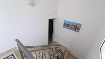 Chambre triple, balcon, vue sur la ville | Intérieur