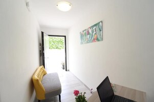 Una habitación con escritorio, silla y un cuadro en la pared.