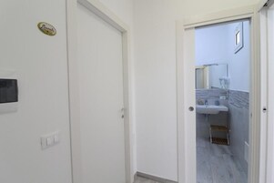 Una puerta blanca con un interruptor de luz y un pequeño adorno.