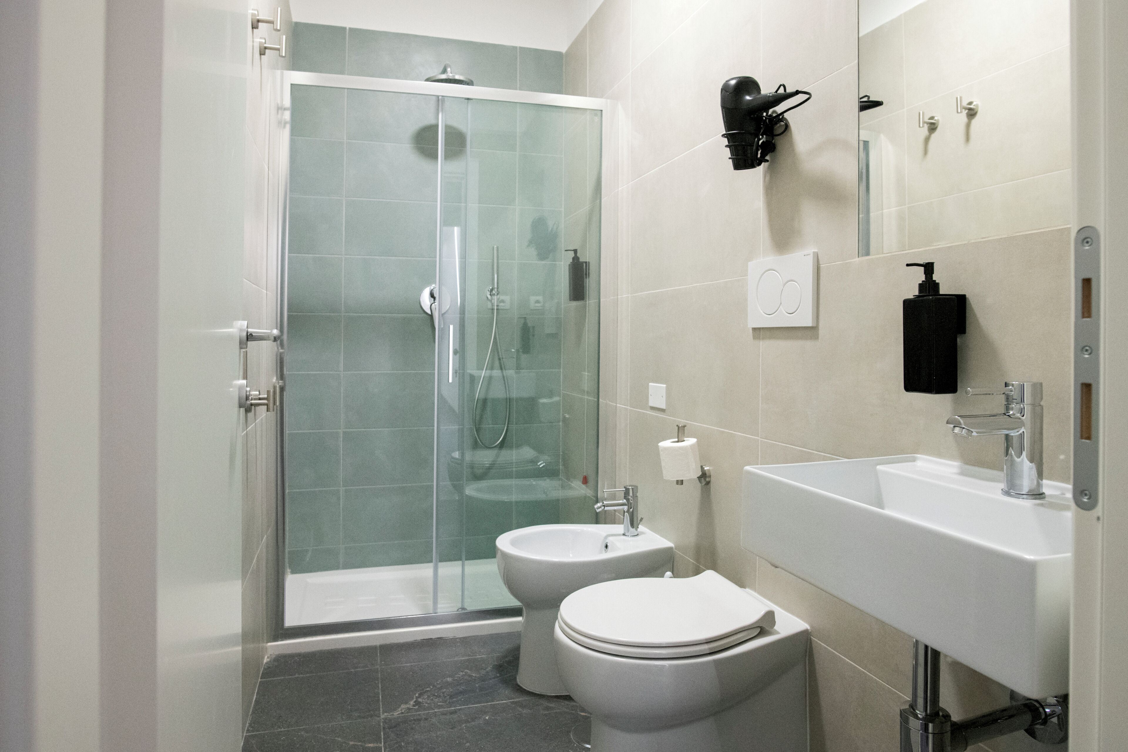 Doccia, asciugacapelli, bidet, asciugamani