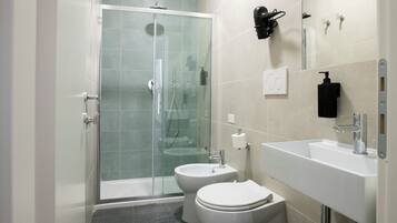 Dusche, Haartrockner, Bidet, HandtĂŒcher