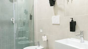 Dusche, Haartrockner, Bidet, HandtĂŒcher