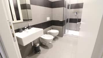 Dusche, Haartrockner, Bidet, Handtücher