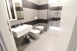 Dusche, Haartrockner, Bidet, Handtücher