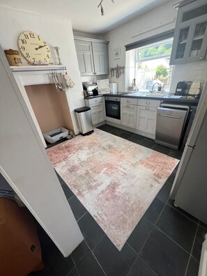 Private kitchen - Cosy coastal cottage in South Devon village (Kingsbridge)