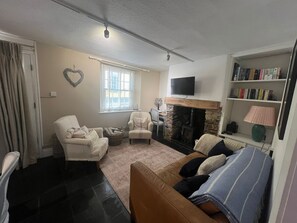 Living area - Cosy coastal cottage in South Devon village (Kingsbridge)
