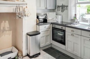 Wasserkocher mit Kaffee-/Teezubehör, Kühlschrank, Mikrowelle, Ofen