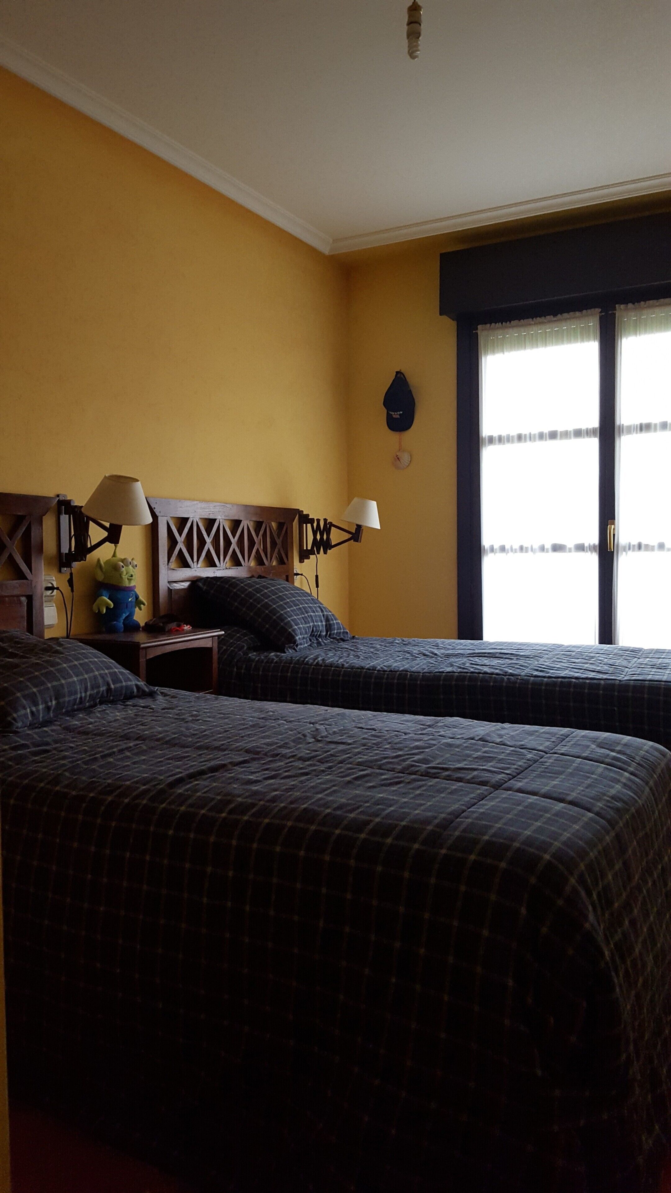 Tabla de planchar con plancha, wifi y ropa de cama 