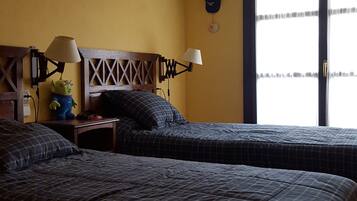 Tabla de planchar con plancha, wifi y ropa de cama