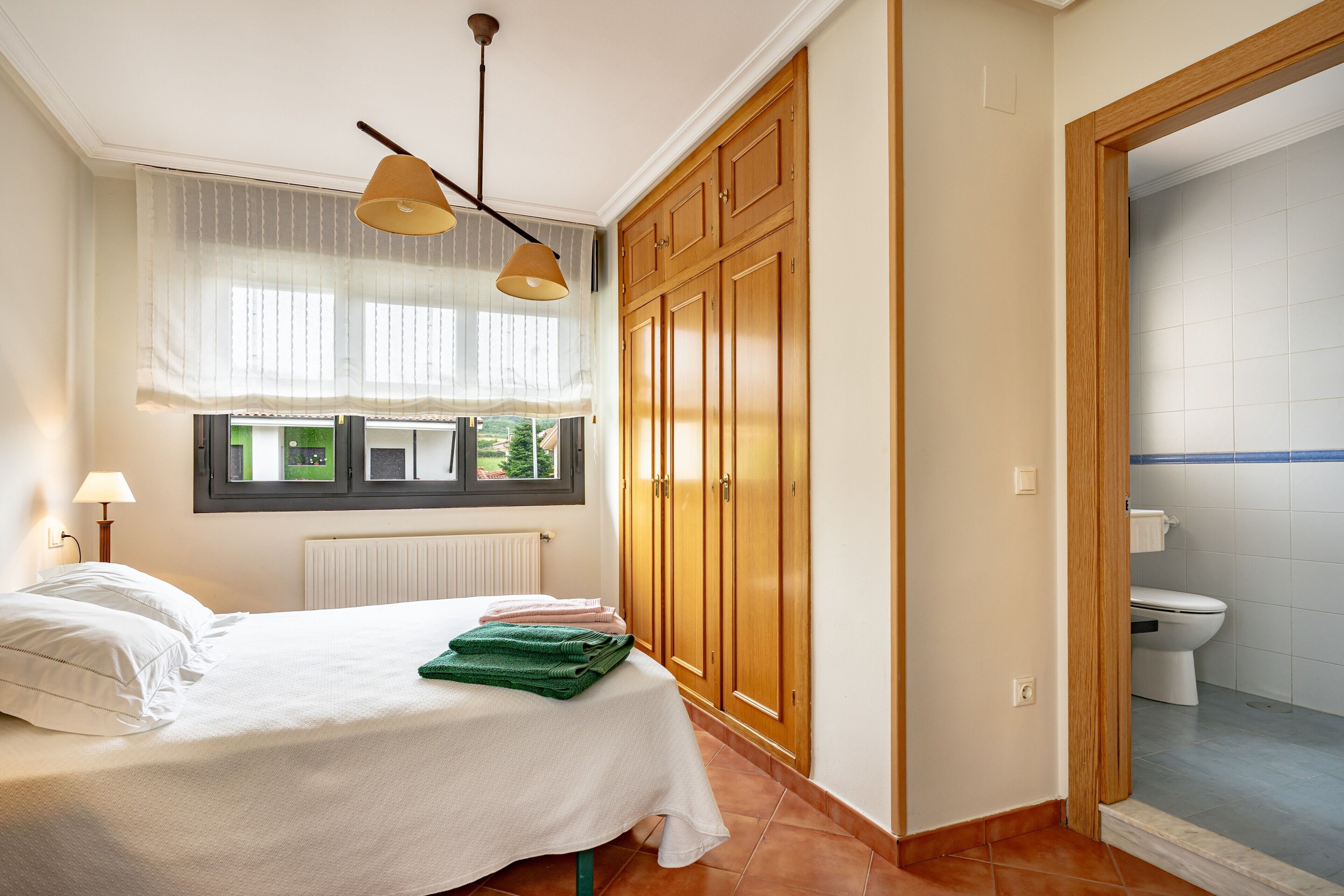 Tabla de planchar con plancha, wifi, ropa de cama