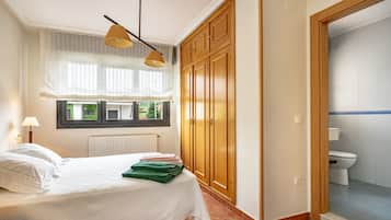 Tabla de planchar con plancha, wifi, ropa de cama