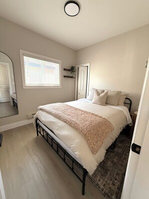 1 bedroom, WiFi, bed sheets - jackson rose - cozy, all in one private suite (Surrey)