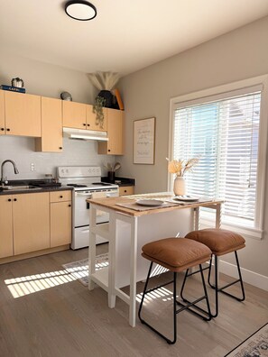 Private kitchen - jackson rose - cozy, all in one private suite (Surrey)