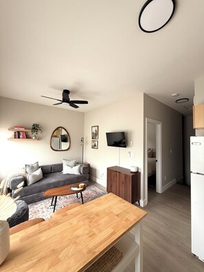 Living area - jackson rose - cozy, all in one private suite (Surrey)