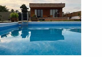 10 outdoor pools