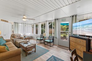 House, Berbilang Katil (Mid-Century Beach House) | Ruang tamu