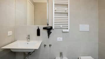 Doccia, asciugacapelli, bidet, asciugamani
