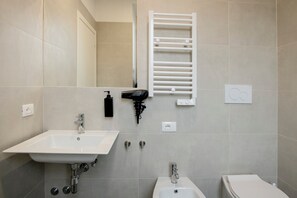 Ducha, secador de pelo, bidet, toallas
