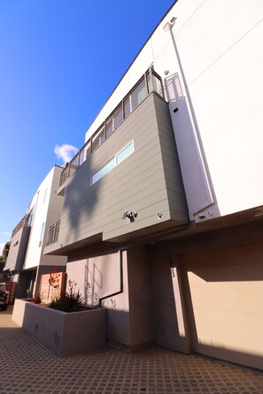 Exterior - Chic 3 bedroom oasis in Echo Park / Dodgers Stadium+EV+4 Parkings (Los Angeles)