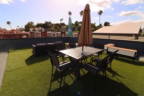 Outdoor dining - Chic 3 bedroom oasis in Echo Park / Dodgers Stadium+EV+4 Parkings (Los Angeles)