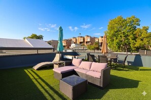 Outdoor dining - Chic 3 bedroom oasis in Echo Park / Dodgers Stadium+EV+4 Parkings (Los Angeles)