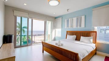 Villa, balcón, vistas a la playa | Escritorio y espacio para trabajar con un portátil